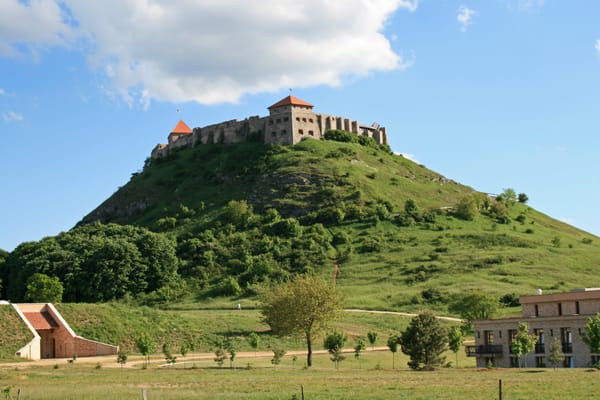 Le château de Sümeg sur sa butte.