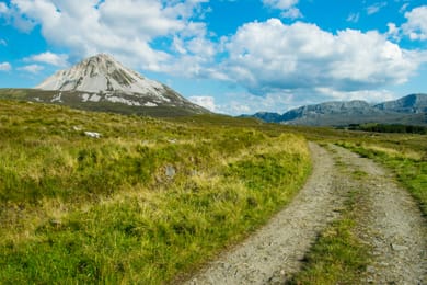 Le cône de quartzite de l’Errigal au-dessus de la lande du Donegal.