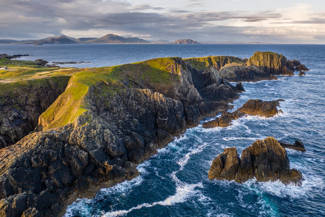 Les caps rocheux de Malin Head face à la houle.
