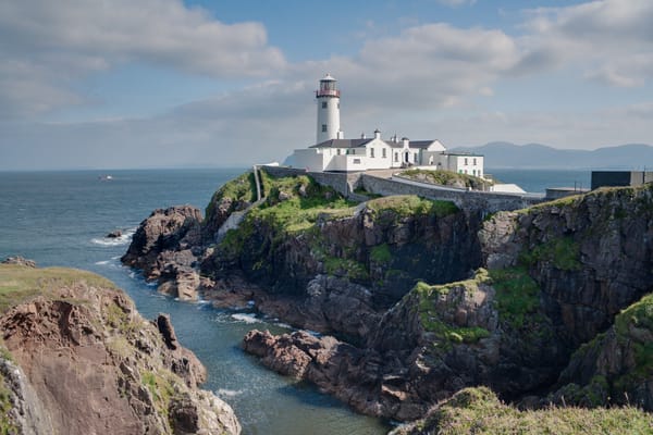 Le phare de Fanad Head sur son promontoire.