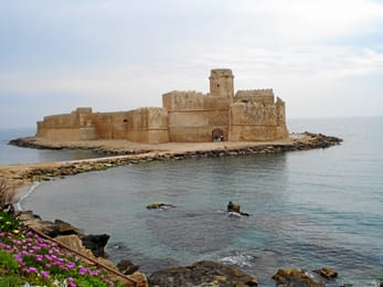 La forteresse aragonaise de Le Castella, sur son îlot relié à la côte.