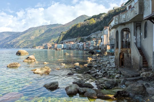Chianalea, à Scilla : les maisons de pêcheurs au bord de l’eau.