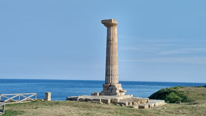 Capo Colonna : la dernière colonne debout du temple d’Héra Lacinia, face à la mer Ionienne.
