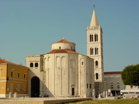 De Sint-Donatuskerk en de klokkentoren van de kathedraal, op het forum van Zadar.