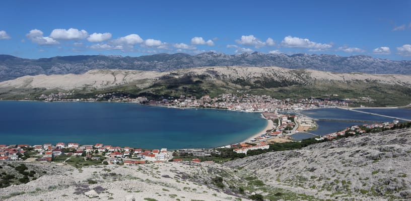 Het stadje Pag, zijn baai en de Velebit aan de horizon.