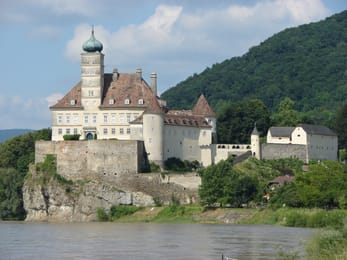 Le château de Schönbühel sur son rocher, au ras du Danube.