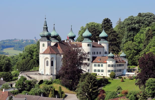 Le château d’Artstetten et ses clochetons verts, au milieu de son parc.