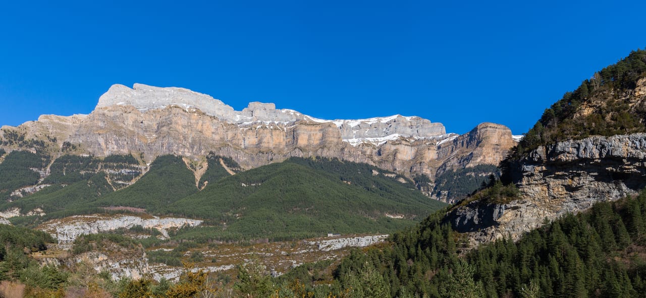 La vallée d’Ordesa, sous ses falaises.