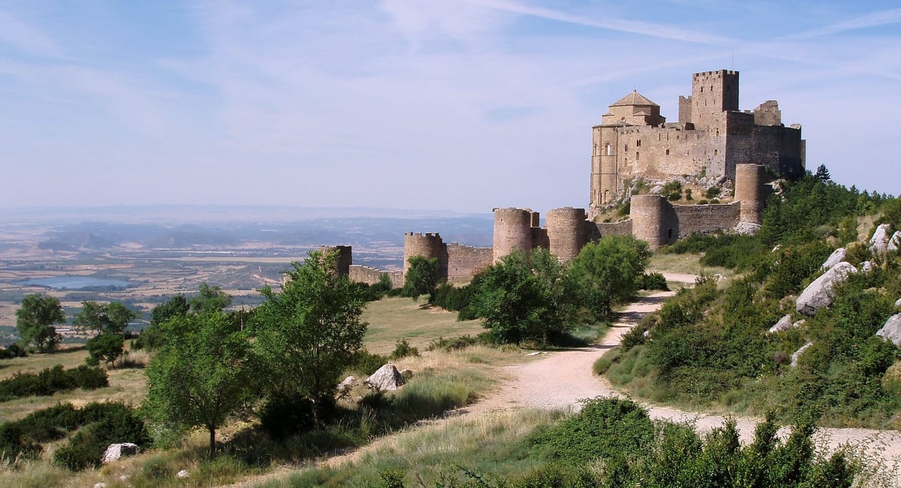 Le château de Loarre, au bord de la plaine.