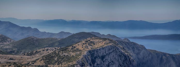 Les crêtes du Biokovo au-dessus de la mer et des îles, vues du sommet.