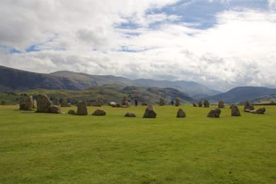 Le cercle de pierres de Castlerigg, entouré de fells.