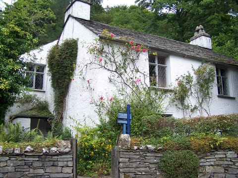 Dove Cottage, la maison de Wordsworth à Grasmere, couverte de rosiers.