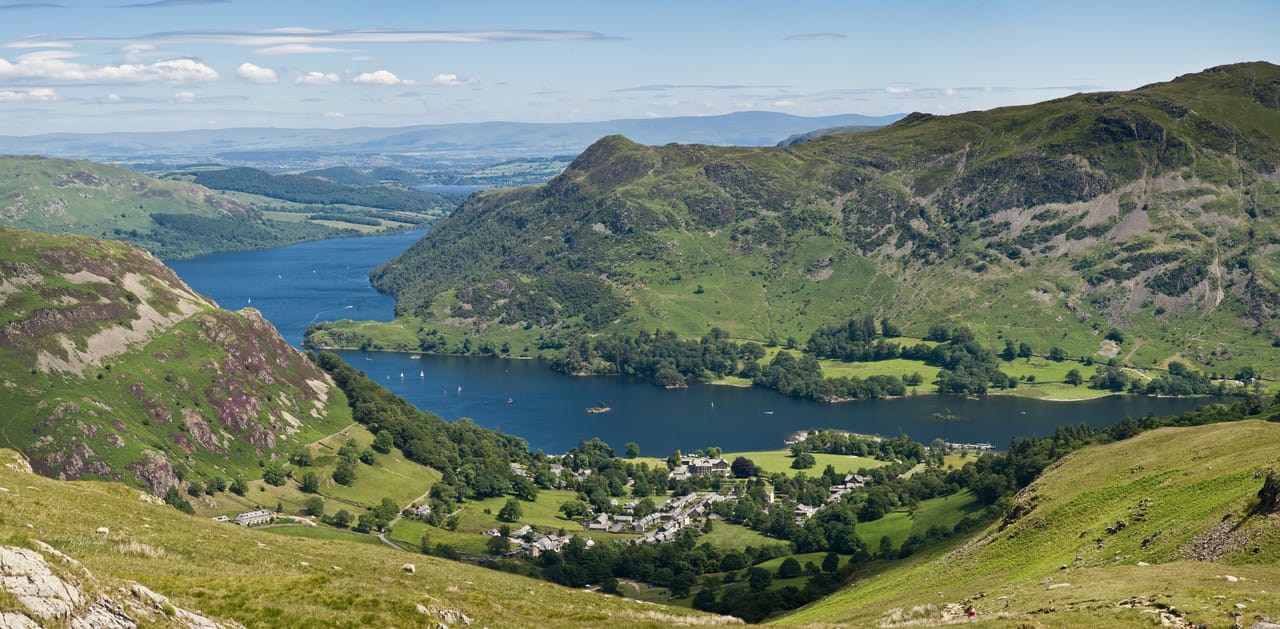 Glenridding et Ullswater vus des hauteurs, entre les fells.