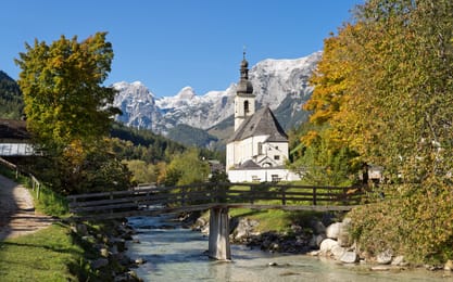 L’église Saint-Sébastien de Ramsau et le pont de bois sur la Ramsauer Ache, à l’automne.