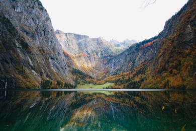 Le Königssee en automne, entre ses parois de calcaire qui se reflètent dans l’eau.