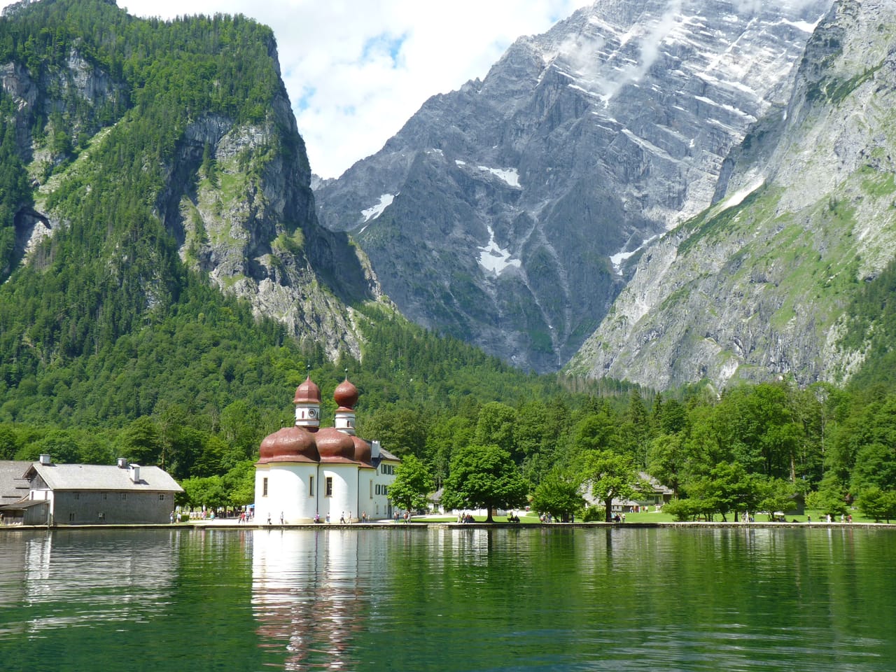 L’église Saint-Barthélemy au bord du Königssee, au pied des parois du Watzmann.