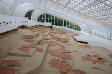Les sols trapézoïdaux des maisons de Lepenski Vir, sous leur verrière.