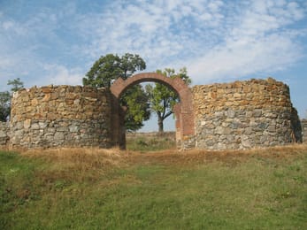 La porte orientale du castrum romain de Diana, entre ses deux tours.