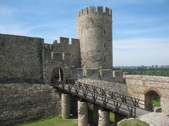 La tour du Despote et sa passerelle, dans la forteresse de Belgrade.