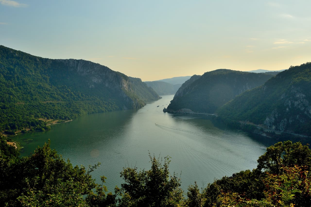 Les gorges du Đerdap vues d’en haut : le Danube entre ses versants boisés.