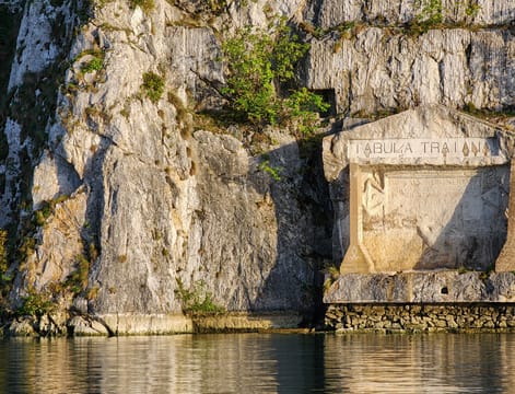 La Tabula Traiana, gravée dans la falaise juste au-dessus du fleuve.