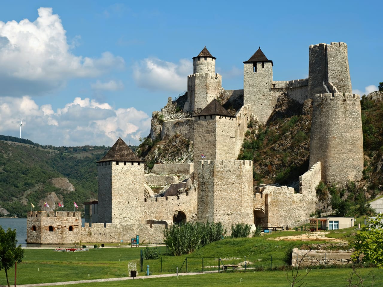 La forteresse de Golubac et ses tours au bord du Danube, à l’entrée des gorges.