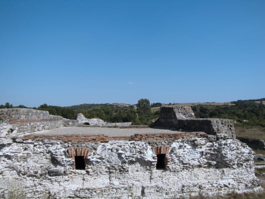Les ruines en pierre et en brique du palais de Felix Romuliana, à Gamzigrad.