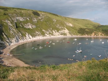 Lulworth Cove vue d’en haut, avec ses bateaux au mouillage.