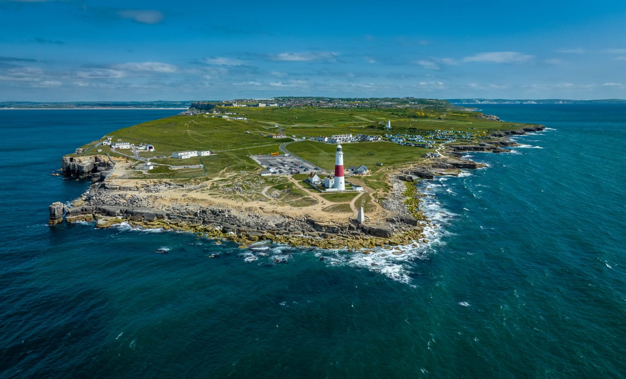 Portland Bill vu du ciel, le phare rouge et blanc au bout de la pointe.