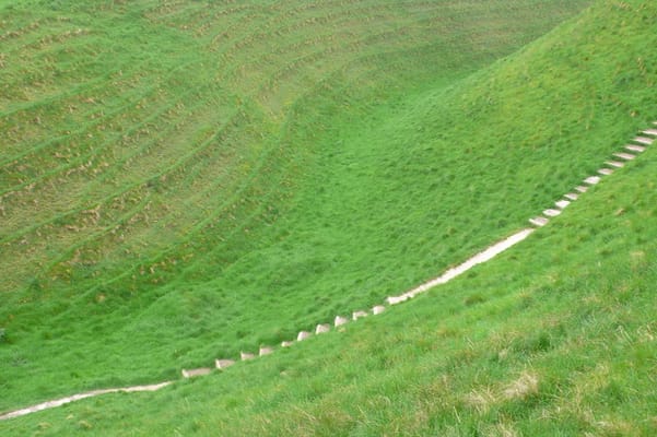 Un fossé et les remparts de terre de Maiden Castle.