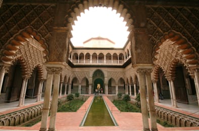 Un patio des Reales Alcázares de Séville.