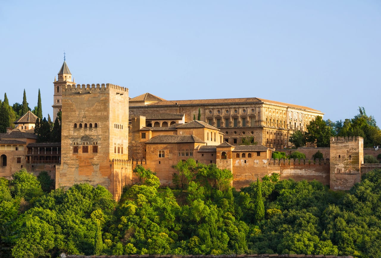 L’Alhambra sur sa colline, face à Grenade.