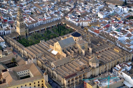 La Mezquita de Cordoue vue du ciel, avec la cathédrale bâtie en son milieu.