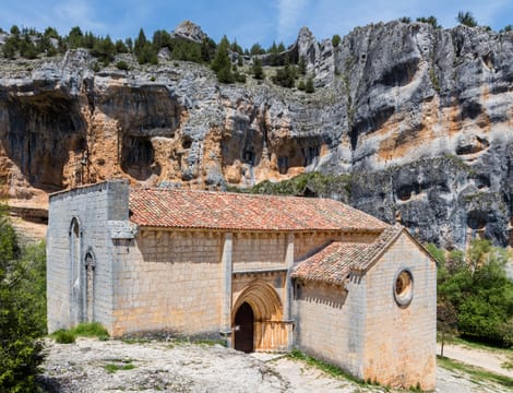 L’ermitage de San Bartolomé, au fond du canyon : un portail à six arcs et des rosaces qu’on a longtemps voulues templières.