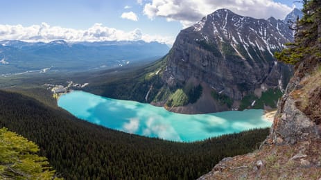 Lake Louise vu d’en haut, depuis le sentier du Big Beehive.