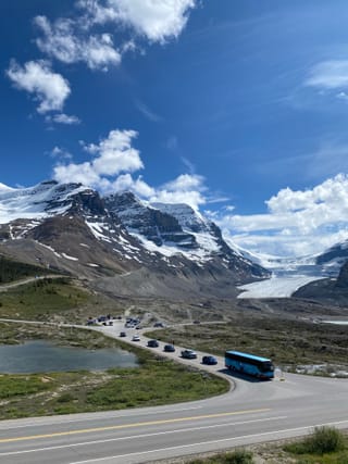 Le glacier Athabasca et les sommets du champ de glace Columbia, sous un ciel bleu.