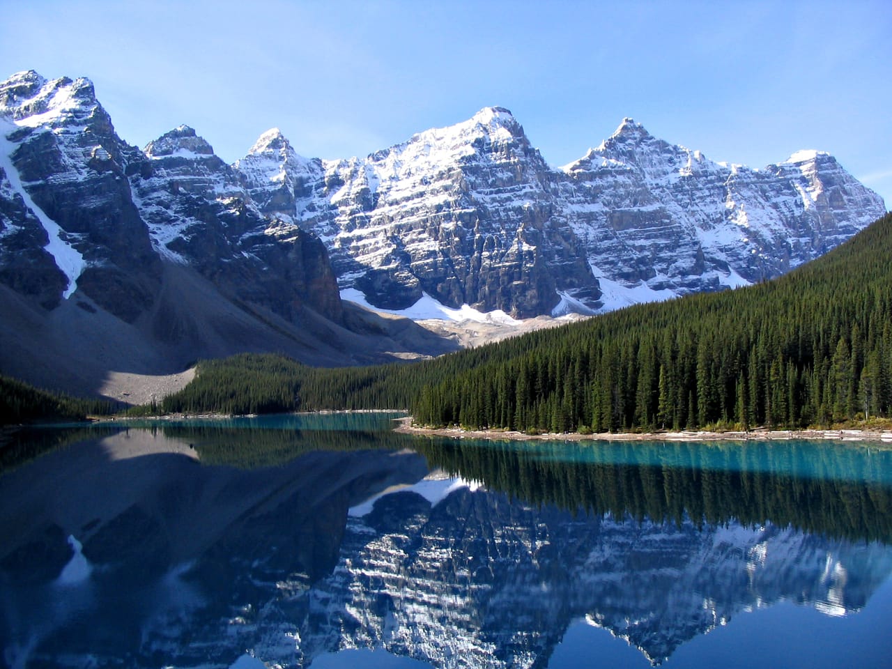 Moraine Lake au pied des Dix-Pics.