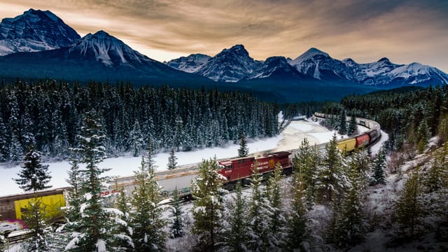 Un train du Canadien Pacifique dans la courbe de Morant, sous la neige.
