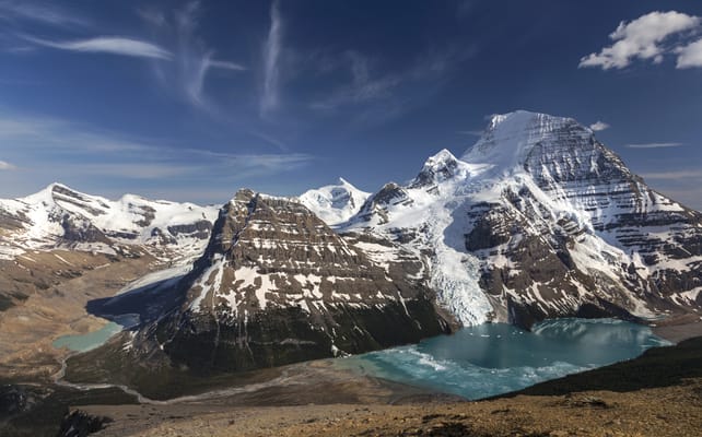 Le mont Robson au-dessus du lac Berg et de ses glaciers.