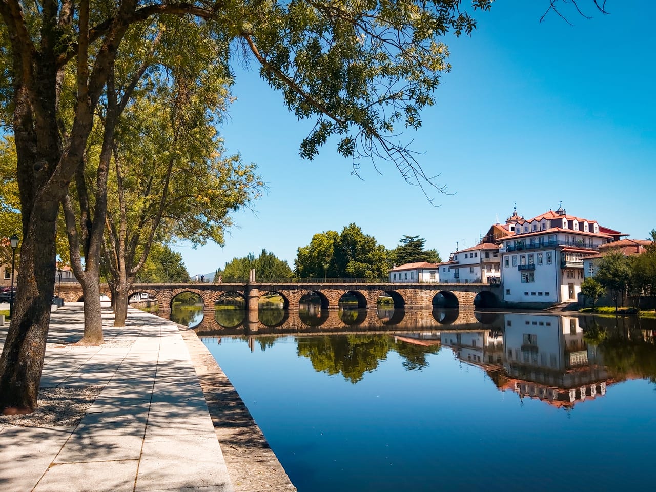 Le pont de Trajan et les maisons de Chaves qui se reflètent dans le Tâmega, au kilomètre zéro de la N2.