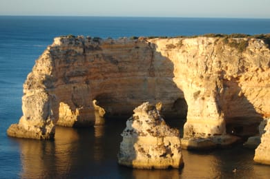 Les arches et l’aiguille de la Praia da Marinha dans une lumière rasante.