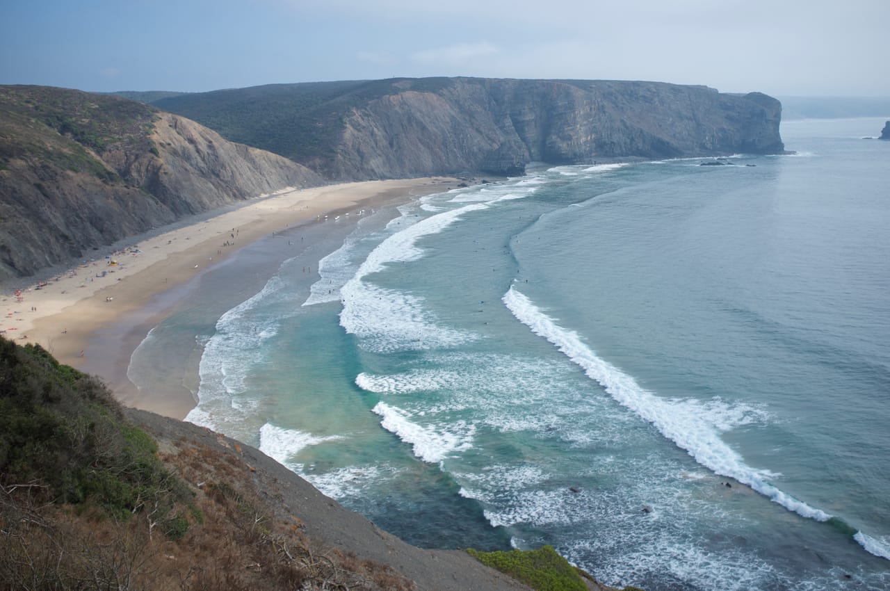 La baie de l’Arrifana, sous sa haute falaise, face aux rouleaux de l’Atlantique.