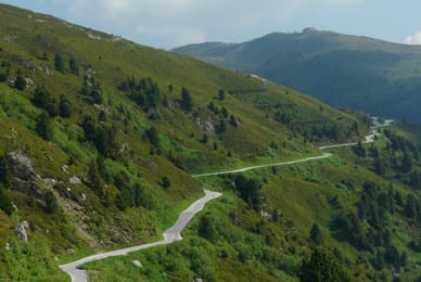 La Zillertaler Höhenstraße entre los pastos de altura, sobre el Zillertal.