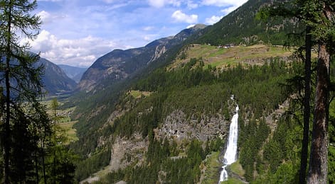 El Stuibenfall, entre las paredes boscosas del Ötztal.