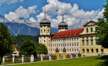 La abadía de Stams y sus dos cúpulas bulbosas, ante las cumbres del Tirol.