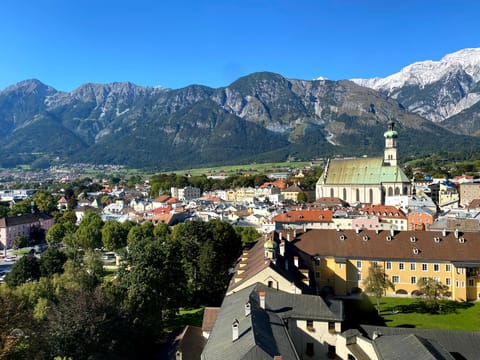 Los tejados de Hall in Tirol y su iglesia parroquial, ante la cordillera del Karwendel.
