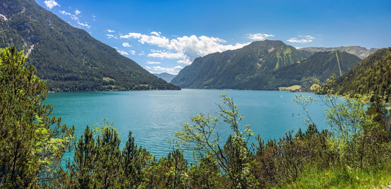 El Achensee turquesa y Pertisau, entre las montañas del Karwendel y del Rofan.