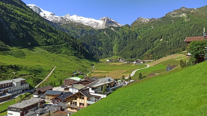 Hintertux al fondo del Tuxertal, bajo las cumbres nevadas de su glaciar.