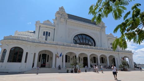 Le Casino de Constanța restauré, sur la promenade du bord de mer.