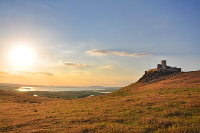 La citadelle d’Enisala au soleil couchant, les lagunes au loin.